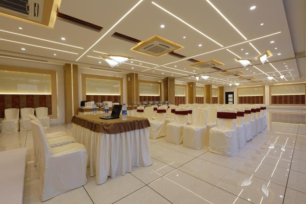Hotel Decent Unjha Zewnętrze zdjęcie