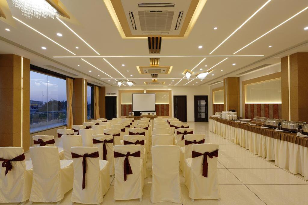 Hotel Decent Unjha Zewnętrze zdjęcie