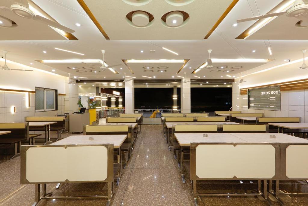 Hotel Decent Unjha Zewnętrze zdjęcie
