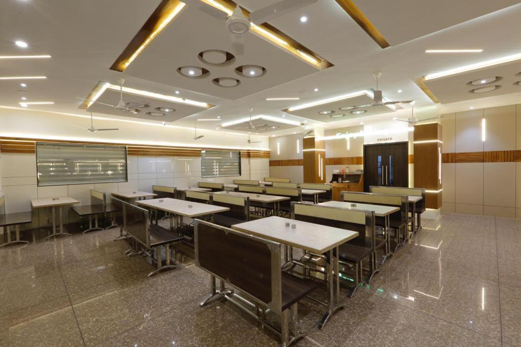 Hotel Decent Unjha Zewnętrze zdjęcie
